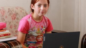 Bilgisayar hediyesine kavuşan Yörük kızı Emine: Teşekkür ediyorum