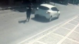 Elindeki tabakla karşıya geçmeye çalışan kadına, otomobil çarptı