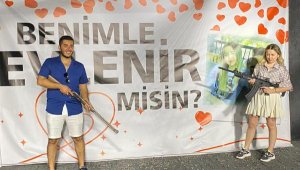 Evlilik teklifini, 'evet' hedefine ateş ederek kabul etti