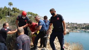 İntihara kalkışacağını anlayınca elinden yakalayıp 35 metreden düşmesini önledi
