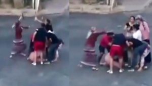 Kadınların sokak ortasındaki kavgasını erkekler ayırdı