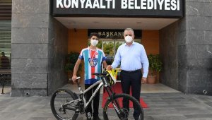 Konyaaltı bisikletçisi Emir Altuğ Yurt, 'Downhill' şampiyonu