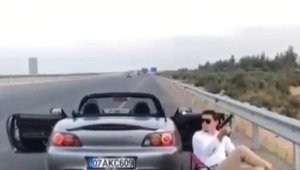 Otoyol kenarında oturup, havaya ateş açan sürücü yakalandı
