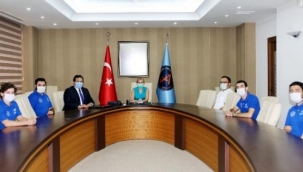 Rektör Özkan, Akdeniz Roket Takımı ile bir arada