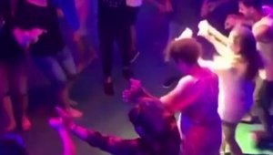 Tur teknesinde koronavirüse rağmen halay çektiler