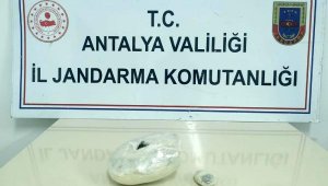 1 kilo esrarla yakalandı