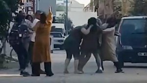 4 kadın, aralarına aldıkları kadını tekme tokat dövdü