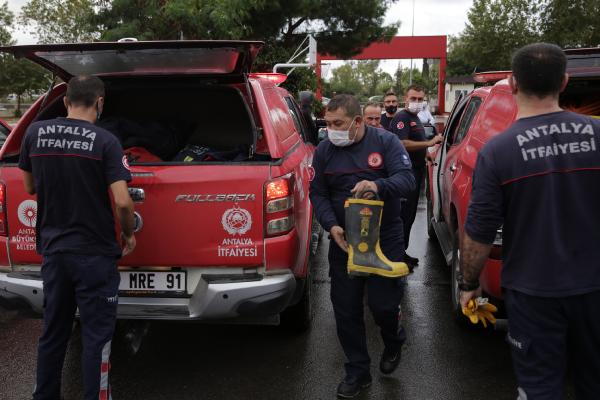 Antalya Büyükşehir Belediyesi ekipleri yaraları sarmak üzere yola çıktı