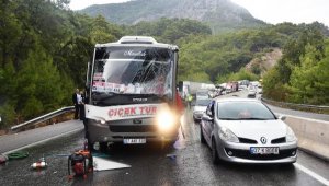 Antalya'da 6 araç birbirine girdi: 6 yaralı