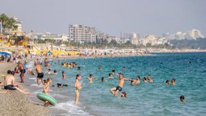 Antalya'da, ekimde deniz ve güneş keyfi