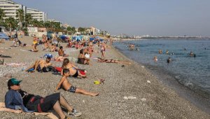 Antalya'da hava yaz aylarını aratmadı, sahiller doldu