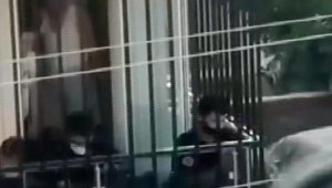 Başı balkon demirine sıkışan çocuğu itfaiye kurtardı