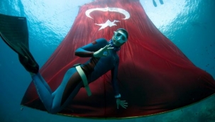 Cumhuriyetin 97'nci yılı anısına tek nefeste 97 metre saygı dalışı