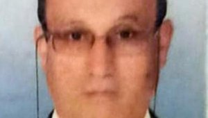 Denizde çırpınan kızını kurtardı, kendisi boğuldu