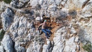 Denize inmek isterken kayalıklarda mahsur kalan Ukraynalı turist 6 saatte kurtarıldı