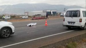 Devrilen otomobilden yola fırlayan sürücü Burak, öldü