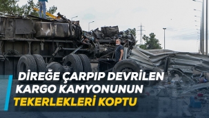 Direğe çarpıp devrilen kargo kamyonunun tekerlekleri koptu