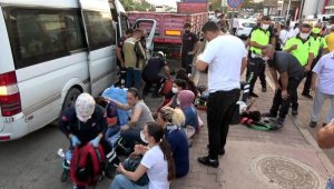 Fide işçilerinin taşındığı minibüs TIR'a çarptı: 12 yaralı