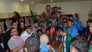 Galibiyeti kaleci antrenörünün eşine hediye ettiler
