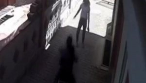 Genç kız, 1'inci kattan atlayıp, motosiklet hırsızlarına müdahale etti