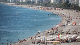 Hava sıcaklığı 29 dereceyi buldu, Konyaaltı Sahili doldu