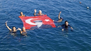 Kadınlar denizde bayrak açıp, Cumhuriyet Bayramı'nı kutladı