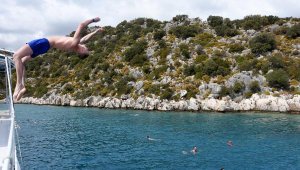Kekova'da Rus turistlerin deniz keyfi