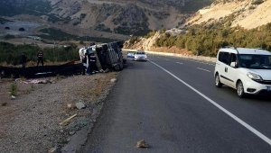 Kömür yüklü TIR devrildi