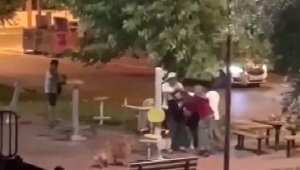 Mahalle bekçilerinin güçlükle sonlandırdığı kavga kamerada