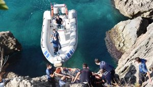 Manzara izlerken falezlerden düşen genç, deniz polisi botuyla alındı