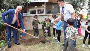 Minikler okul bahçesine fidan dikti