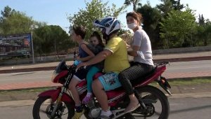 Motosiklet üzerinde 2'si çocuk 4 kişinin tehlikeli yolculuğu kamerada
