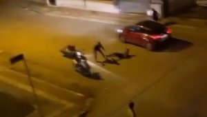 Motosiklete takılıp düştü, otomobilin altında kalmaktan son anda kurtuldu