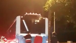 Patenli gençler otobüsün arkasına tutunarak ilerledi
