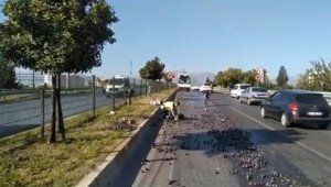 Polis, yola dökülen meyveleri çiftçiyle birlikte topladı