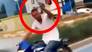 Seyir halindeki kasksız motosikletli, elindeki içki dolu bardağı kameraya gösterdi