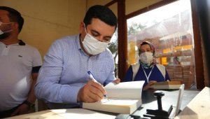 Tütüncü'den Cemil Meriç Kitaplığı'na kitap bağışı
