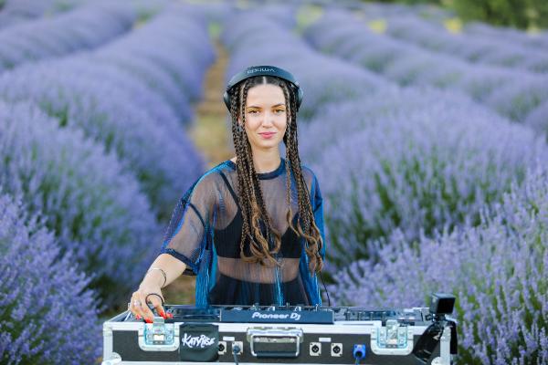 Ukraynalı DJ'den 'lavanta' kokulu klip