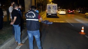 Üst geçitten atladı, otomobilin altına kalıp öldü