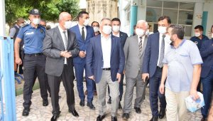 Yağış, dolu ve fırtınanın vurduğu Kumluca'da yaralar sarılmaya çalışılıyor