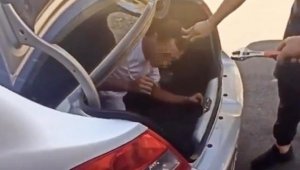 Yakaladıkları hırsızı otomobilin bagajına hapsettiler