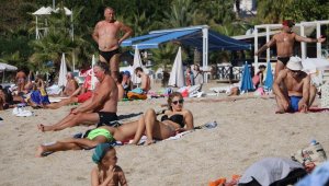 Alanya'da, deniz keyfi kasım ayında da sürüyor
