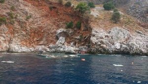 Alanya'da gezinti teknesi battı: 1 turist öldü, 32 turist ve 5 mürettebat kurtarıldı