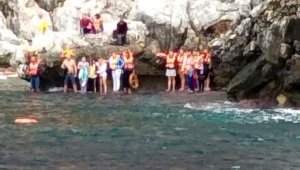 Alanya'da gezinti teknesi battı Ek fotoğaflar