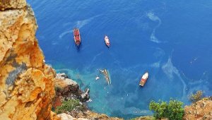 Alanya'da gezinti teknesi battı