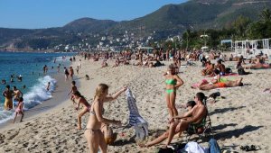 Alanya'da plajlar doldu