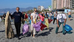 Alanya'da yerleşik yabancılar sahili temizledi