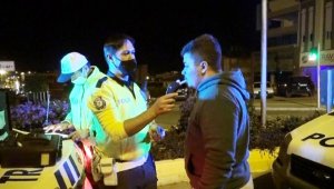 Alkolmetreyi üfleyemeyen sürücüye polis, 'Balona üfler gibi üfle' diye tarif verdi