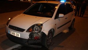 Ambulansa yol vermek isterken otomobil çarptı