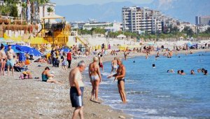 Antalya'da vatandaşlar sahillere akın etti